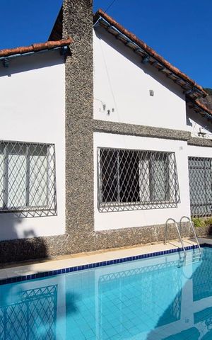 Casa à venda com 400m², 4 quartos e 5 vagas Casa à venda com 400m², 4 quartos e 5 vagasPiscina