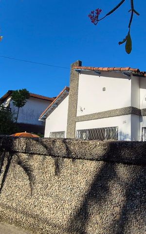 Casa à venda com 400m², 4 quartos e 5 vagas Casa à venda com 400m², 4 quartos e 5 vagasFachada
