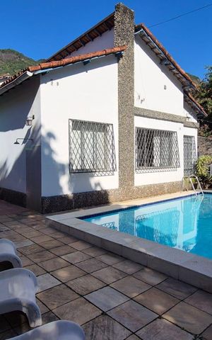 Casa à venda com 400m², 4 quartos e 5 vagas Casa à venda com 400m², 4 quartos e 5 vagasPiscina