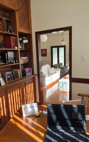 Casa à venda com 400m², 4 quartos e 5 vagas Casa à venda com 400m², 4 quartos e 5 vagasEscritório