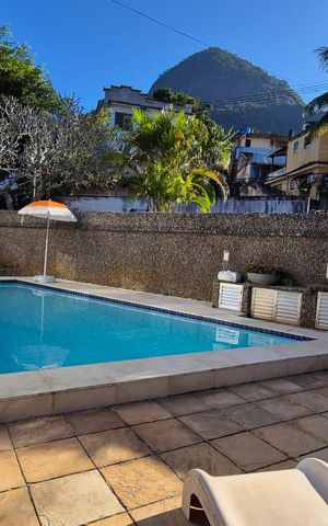 Casa à venda com 400m², 4 quartos e 5 vagas Casa à venda com 400m², 4 quartos e 5 vagasPiscina