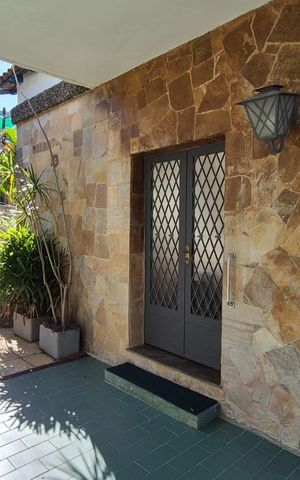 Casa à venda com 400m², 4 quartos e 5 vagas Casa à venda com 400m², 4 quartos e 5 vagasEntrada