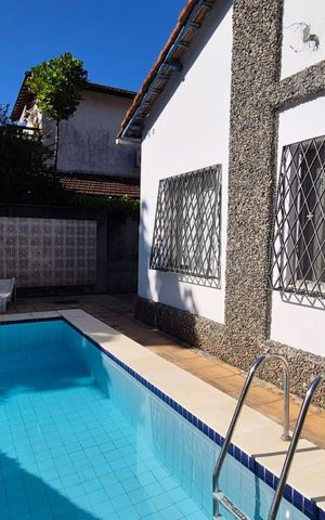 Casa à venda com 400m², 4 quartos e 5 vagas Casa à venda com 400m², 4 quartos e 5 vagasPiscina