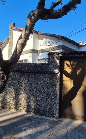 Casa à venda com 400m², 4 quartos e 5 vagas Casa à venda com 400m², 4 quartos e 5 vagasFachada
