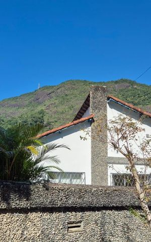 Casa à venda com 400m², 4 quartos e 5 vagas Casa à venda com 400m², 4 quartos e 5 vagasFachada