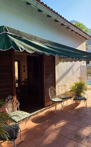 Casa à venda com 400m², 4 quartos e 5 vagas Casa à venda com 400m², 4 quartos e 5 vagasÁrea Externa