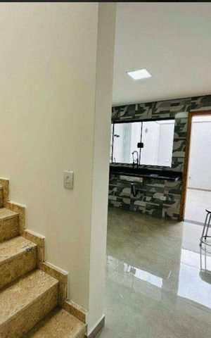 Casa à venda com 250m², 2 quartos e 2 vagas Casa à venda com 250m², 2 quartos e 2 vagasEscada
