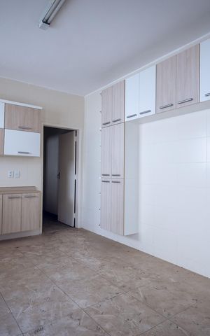 Casa à venda com 314m², 4 quartos e 4 vagas Casa à venda com 314m², 4 quartos e 4 vagasCozinha