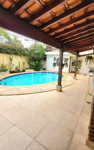 Casa à venda com 230m², 3 quartos e 4 vagas