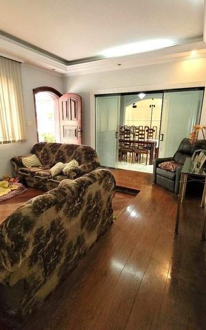Casa à venda com 230m², 3 quartos e 4 vagas