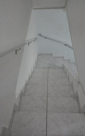 Casa à venda com 182m², 4 quartos e 1 vagaEscada de acesso aos quartos