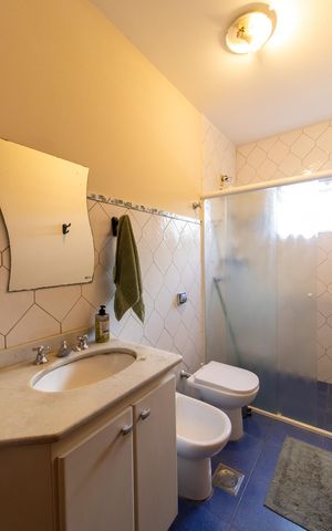 Casa à venda com 320m², 3 quartos e sem vaga Casa à venda com 320m², 3 quartos e sem vagaBanheiro