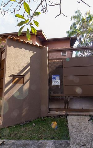 Casa à venda com 320m², 3 quartos e sem vaga Casa à venda com 320m², 3 quartos e sem vagaFachada
