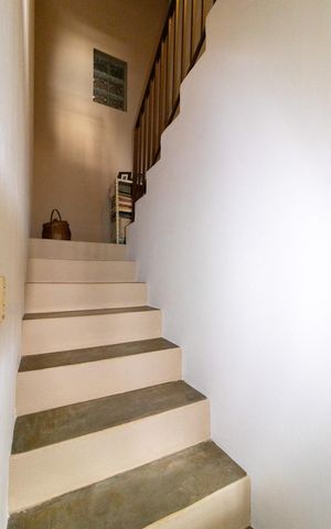 Casa à venda com 320m², 3 quartos e sem vaga Casa à venda com 320m², 3 quartos e sem vagaEscada
