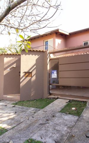 Casa à venda com 320m², 3 quartos e sem vaga Casa à venda com 320m², 3 quartos e sem vagaFachada