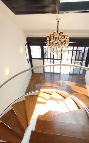 Apartamento à venda com 314m², 3 quartos e 4 vagasEscada
