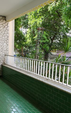 Casa à venda com 341m², 4 quartos e 4 vagas Casa à venda com 341m², 4 quartos e 4 vagasVaranda