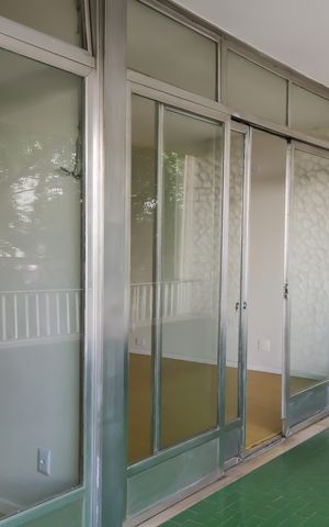 Casa à venda com 341m², 4 quartos e 4 vagas Casa à venda com 341m², 4 quartos e 4 vagasVaranda