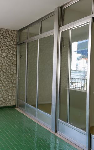 Casa à venda com 341m², 4 quartos e 4 vagas Casa à venda com 341m², 4 quartos e 4 vagasVaranda