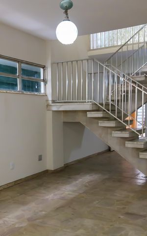 Casa à venda com 341m², 4 quartos e 4 vagas Casa à venda com 341m², 4 quartos e 4 vagasSala