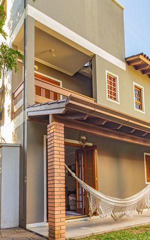 Casa à venda com 250m², 4 quartos e 2 vagas Casa à venda com 250m², 4 quartos e 2 vagasFachada Posterior