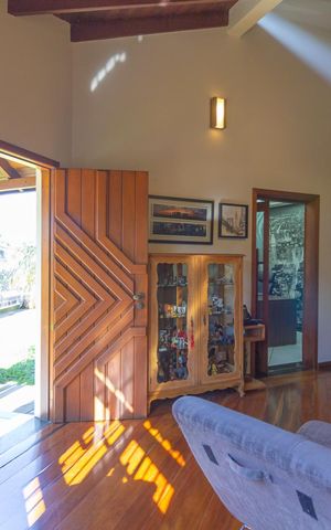 Casa à venda com 250m², 4 quartos e 2 vagas Casa à venda com 250m², 4 quartos e 2 vagasSala