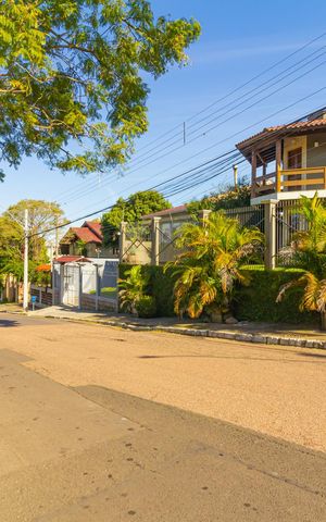 Casa à venda com 250m², 4 quartos e 2 vagas Casa à venda com 250m², 4 quartos e 2 vagasVista da Rua