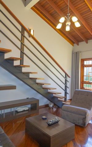 Casa à venda com 250m², 4 quartos e 2 vagas Casa à venda com 250m², 4 quartos e 2 vagasSala