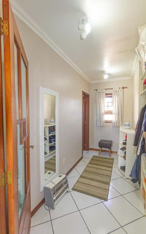 Casa à venda com 250m², 4 quartos e 2 vagas Casa à venda com 250m², 4 quartos e 2 vagasCloset da suíte