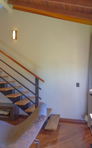 Casa à venda com 250m², 4 quartos e 2 vagas Casa à venda com 250m², 4 quartos e 2 vagasSala