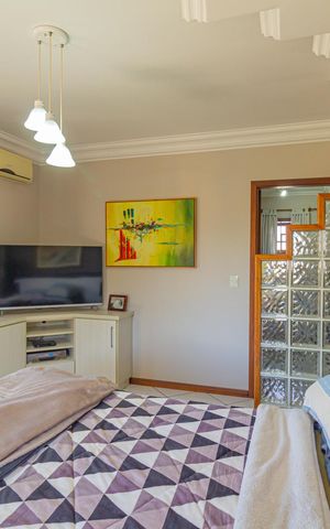 Casa à venda com 250m², 4 quartos e 2 vagas Casa à venda com 250m², 4 quartos e 2 vagasSuíte
