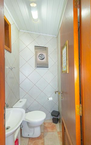 Casa à venda com 250m², 4 quartos e 2 vagas Casa à venda com 250m², 4 quartos e 2 vagasLavabo