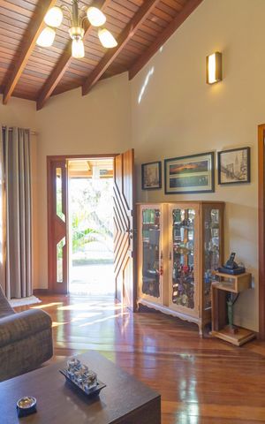 Casa à venda com 250m², 4 quartos e 2 vagas Casa à venda com 250m², 4 quartos e 2 vagasSala