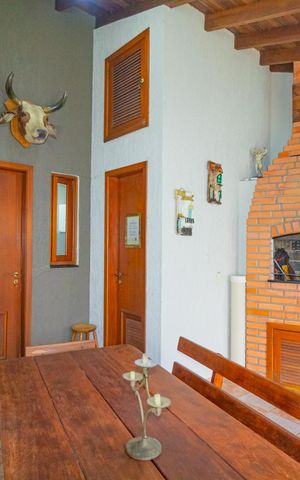Casa à venda com 250m², 4 quartos e 2 vagas Casa à venda com 250m², 4 quartos e 2 vagasVaranda gourmet