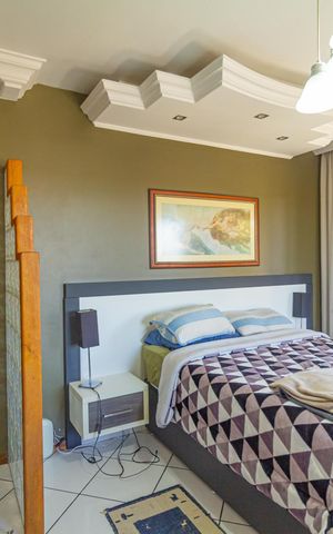 Casa à venda com 250m², 4 quartos e 2 vagas Casa à venda com 250m², 4 quartos e 2 vagasSuíte