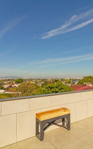 Casa à venda com 250m², 4 quartos e 2 vagas Casa à venda com 250m², 4 quartos e 2 vagasTerraço