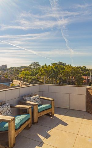 Casa à venda com 250m², 4 quartos e 2 vagas Casa à venda com 250m², 4 quartos e 2 vagasTerraço