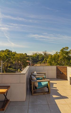 Casa à venda com 250m², 4 quartos e 2 vagas Casa à venda com 250m², 4 quartos e 2 vagasTerraço