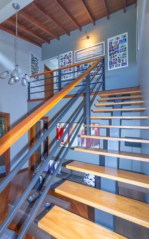 Casa à venda com 250m², 4 quartos e 2 vagas Casa à venda com 250m², 4 quartos e 2 vagasEscada