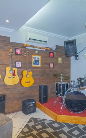 Casa à venda com 250m², 4 quartos e 2 vagas Casa à venda com 250m², 4 quartos e 2 vagasQuarto 2