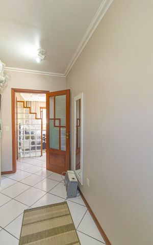 Casa à venda com 250m², 4 quartos e 2 vagas Casa à venda com 250m², 4 quartos e 2 vagasCloset da suíte