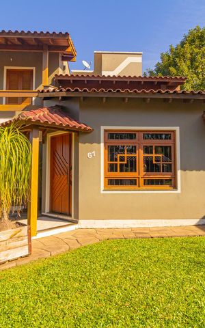Casa à venda com 250m², 4 quartos e 2 vagas Casa à venda com 250m², 4 quartos e 2 vagasFachada