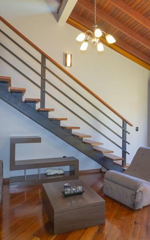 Casa à venda com 250m², 4 quartos e 2 vagas Casa à venda com 250m², 4 quartos e 2 vagasSala