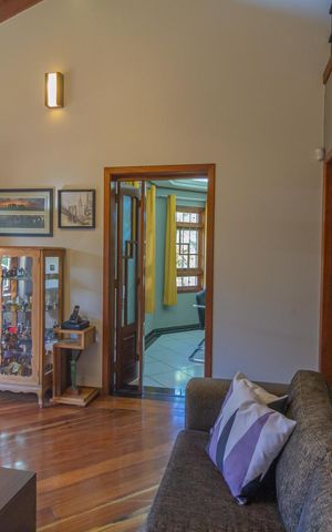 Casa à venda com 250m², 4 quartos e 2 vagas Casa à venda com 250m², 4 quartos e 2 vagasSala