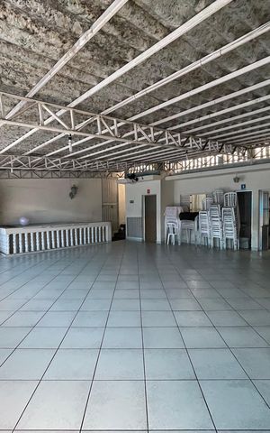 Casa à venda com 330m², 3 quartos e 7 vagas Casa à venda com 330m², 3 quartos e 7 vagasÁrea comum - Salão de festas