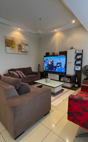Casa à venda com 330m², 3 quartos e 7 vagas Casa à venda com 330m², 3 quartos e 7 vagasSala