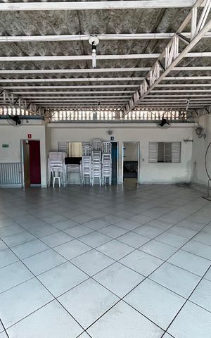 Casa à venda com 330m², 3 quartos e 7 vagas Casa à venda com 330m², 3 quartos e 7 vagasÁrea comum - Salão de festas