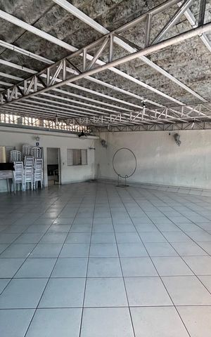 Casa à venda com 330m², 3 quartos e 7 vagas Casa à venda com 330m², 3 quartos e 7 vagasÁrea comum - Salão de festas