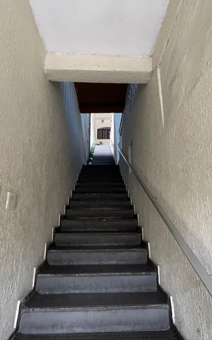 Casa à venda com 330m², 3 quartos e 7 vagas Casa à venda com 330m², 3 quartos e 7 vagasEscada