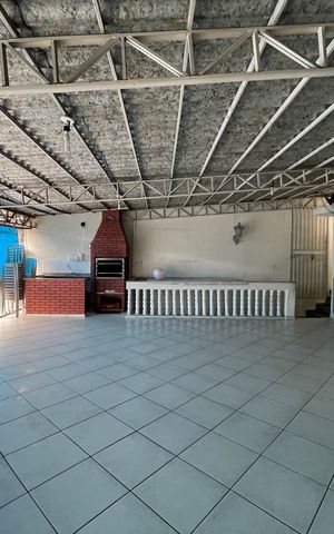 Casa à venda com 330m², 3 quartos e 7 vagas Casa à venda com 330m², 3 quartos e 7 vagasÁrea comum - Salão de festas